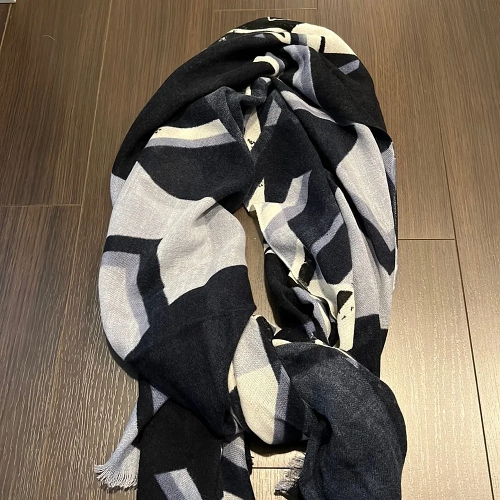Blue/White Printed Scarf, 100% Acrylic